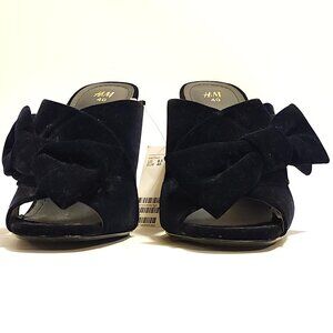 H&M Deep Navy Velvet Bow Woman's Heels Size 8.5 BNWT